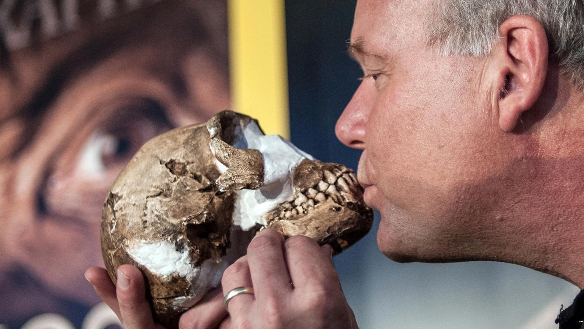 Professor Lee Berger mit dem Schädel eines Homo naledi Professor Lee Berger mit dem Schädel eines Homo naledi
