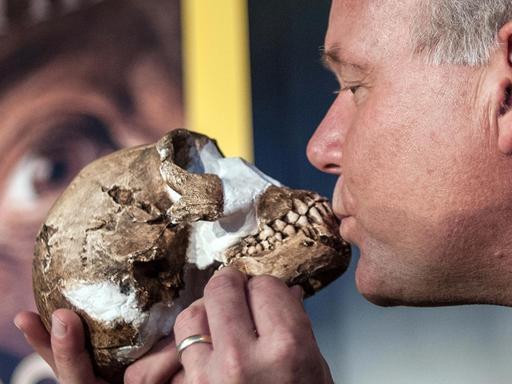 Professor Lee Berger mit dem Schädel eines Homo naledi