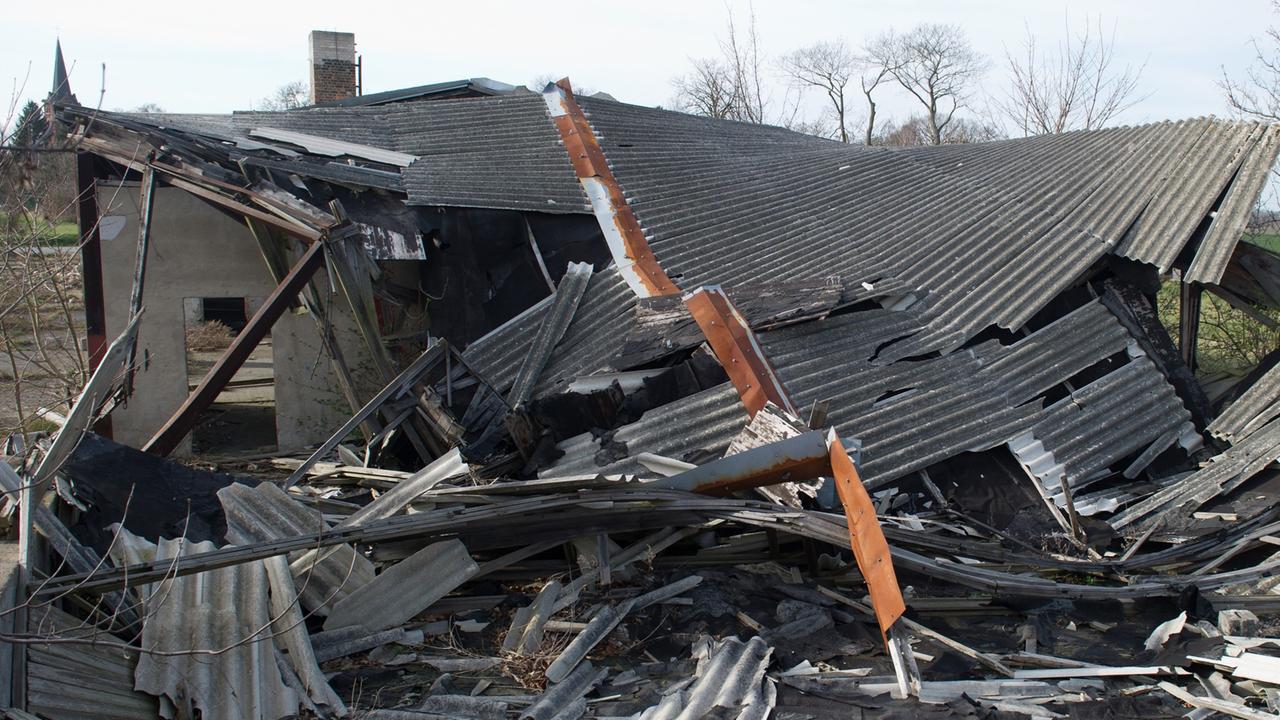 Eine Lagerhalle mit einem zerstörten Asbest-Dach steht am 24.03.2014 in Liepen bei Anklam (Mecklenburg-Vorpommern). Asbest ist eines der gefährlichsten Baumaterialien. Bis heute hat die seit Beginn der 1990er-Jahre als Baustoff verbotene Mineralfaser nichts von ihrer Gefährlichkeit verloren.