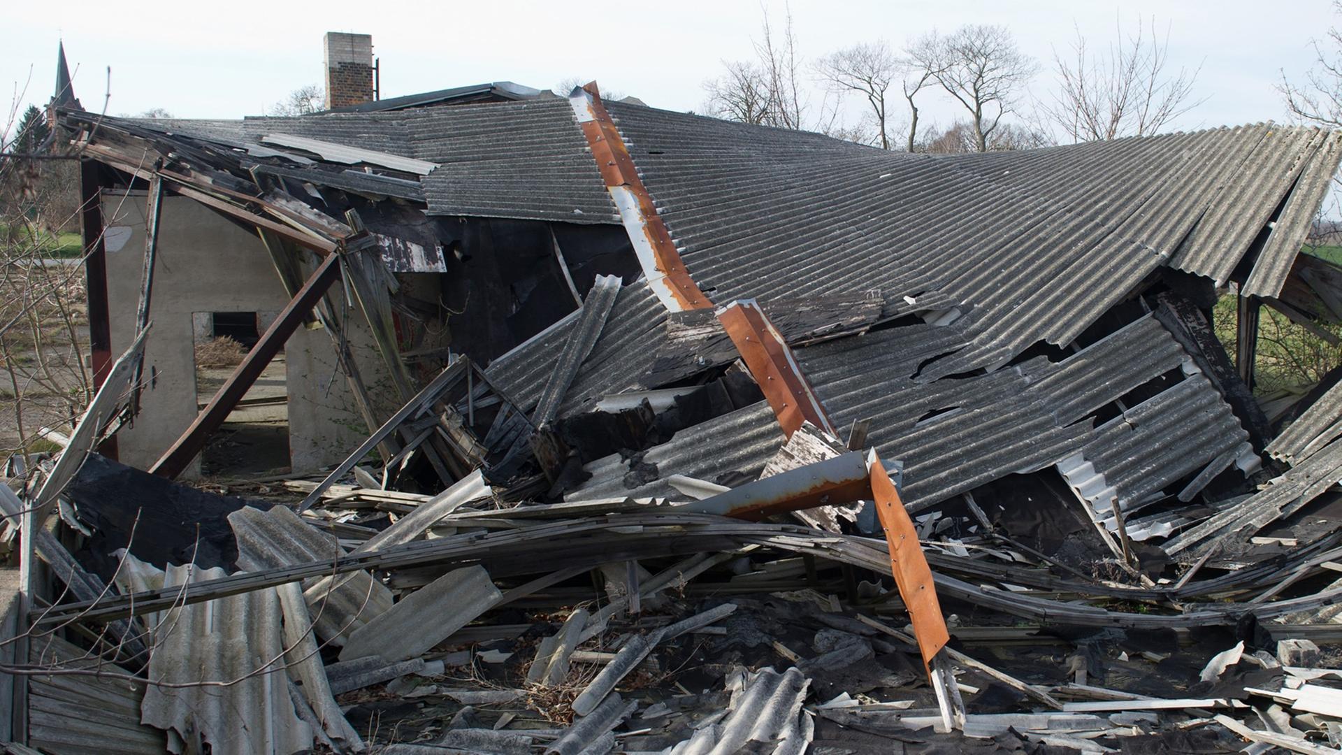 Eine Lagerhalle mit einem zerstörten Asbest-Dach steht am 24.03.2014 in Liepen bei Anklam (Mecklenburg-Vorpommern). Asbest ist eines der gefährlichsten Baumaterialien. Bis heute hat die seit Beginn der 1990er-Jahre als Baustoff verbotene Mineralfaser nichts von ihrer Gefährlichkeit verloren. Eine Lagerhalle mit einem zerstörten Asbest-Dach steht am 24.03.2014 in Liepen bei Anklam (Mecklenburg-Vorpommern). Asbest ist eines der gefährlichsten Baumaterialien. Bis heute hat die seit Beginn der 1990er-Jahre als Baustoff verbotene Mineralfaser nichts von ihrer Gefährlichkeit verloren.