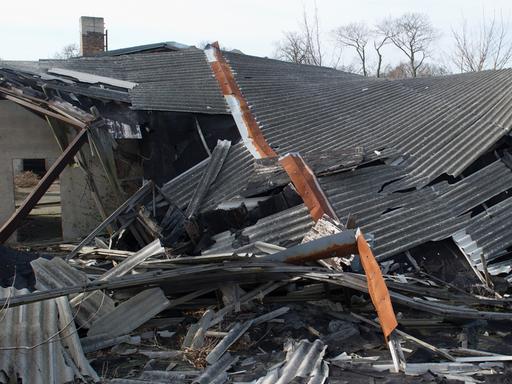 Eine Lagerhalle mit einem zerstörten Asbest-Dach steht am 24.03.2014 in Liepen bei Anklam (Mecklenburg-Vorpommern). Asbest ist eines der gefährlichsten Baumaterialien. Bis heute hat die seit Beginn der 1990er-Jahre als Baustoff verbotene Mineralfaser nichts von ihrer Gefährlichkeit verloren.