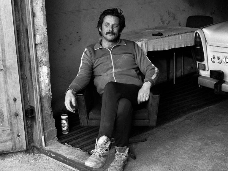 Trabantbesitzer in seiner Garage 1992 in Greppin einer Ortschaft zwischen Wolfen und Bitterfeld.