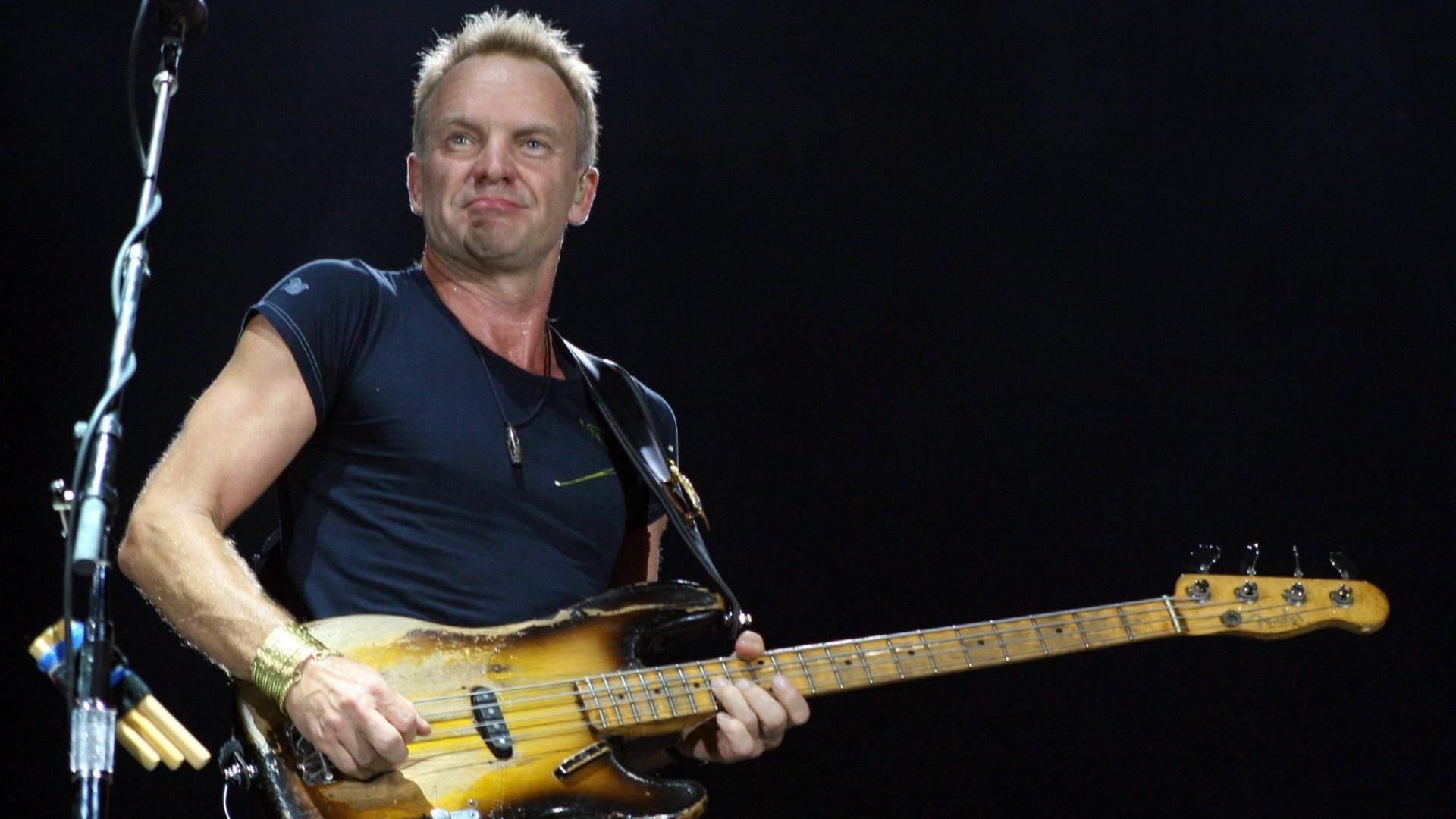 Der britische Musiker Sting während eines Konzertes in Rio. Der britische Musiker Sting während eines Konzertes in Rio.