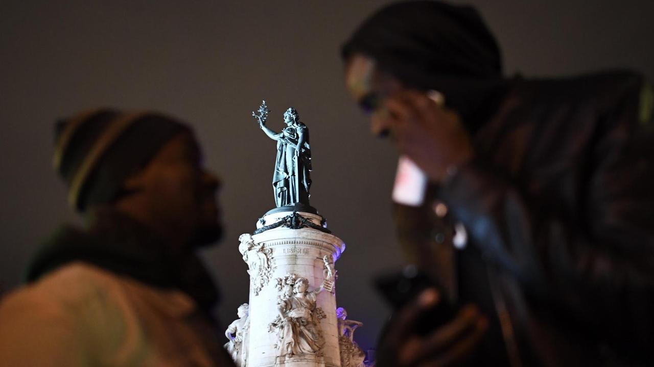 Zwei Menschen in Paris bei einer Demonstration anlässlich des Internationalen Tag des Migranten in Paris Zwei Menschen in Paris bei einer Demonstration anlässlich des Internationalen Tag des Migranten in Paris