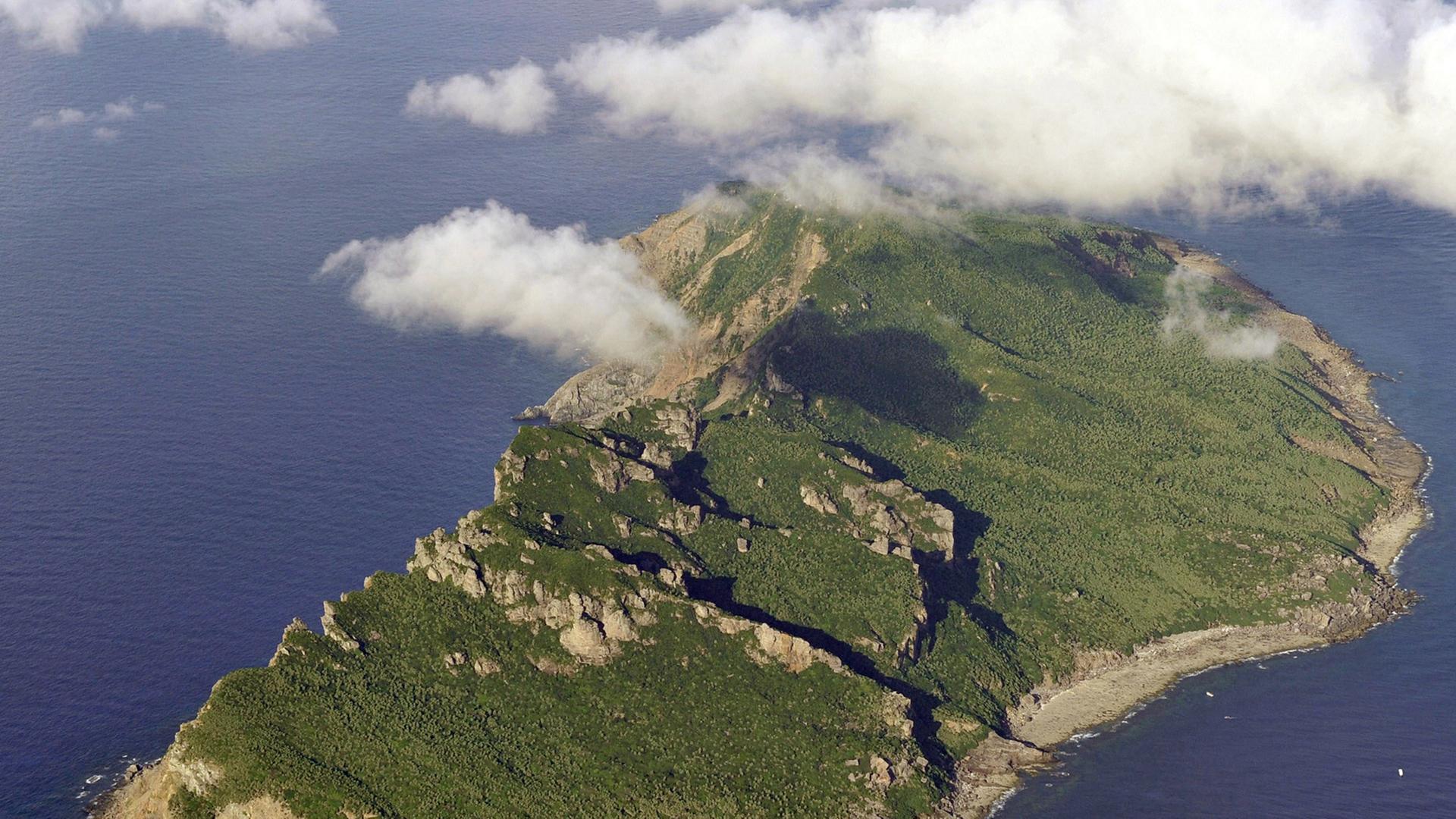 Blick von oben auf die Insel Uotsuri, die Teil der Senkaku-Inseln ist. Blick von oben auf die Insel Uotsuri, die Teil der Senkaku-Inseln ist.