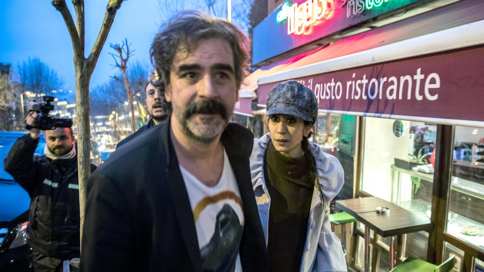 Der deutsch-türkische Journalist Deniz Yücel nach seiner Freilassung aus dem Gefängnis. Der deutsch-türkische Journalist Deniz Yücel nach seiner Freilassung aus dem Gefängnis.