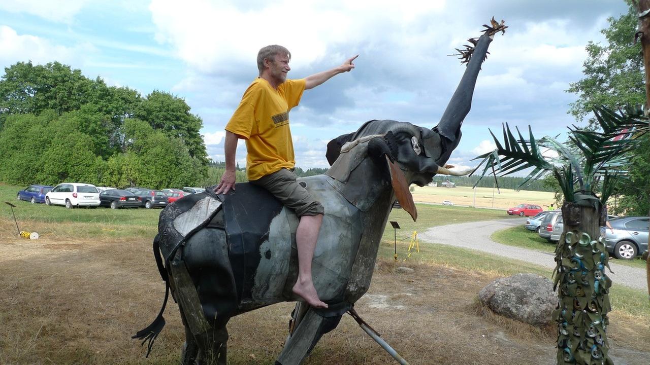 Erkki Pirtola auf Alpo Koivumäkis Elefant. Erkki Pirtola auf Alpo Koivumäkis Elefant.