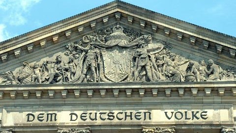 Inschrift auf dem Eingangsportal des Reichstages in Berlin: "Dem deutschen Volke" Inschrift auf dem Eingangsportal des Reichstages in Berlin: "Dem deutschen Volke"