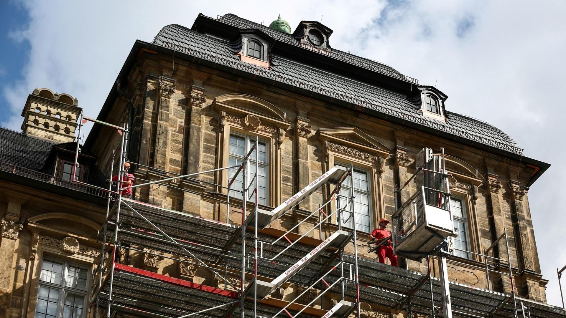 Handwerker entfernen am 27.09.2014 das Baugeruest von der Fassade der Neuen Residenz in Bamberg (Bayern). Handwerker entfernen am 27.09.2014 das Baugeruest von der Fassade der Neuen Residenz in Bamberg (Bayern).