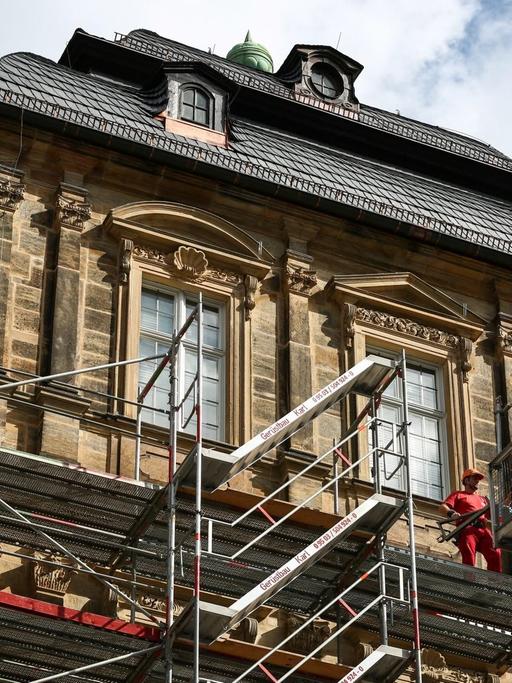 Handwerker entfernen am 27.09.2014 das Baugeruest von der Fassade der Neuen Residenz in Bamberg (Bayern).