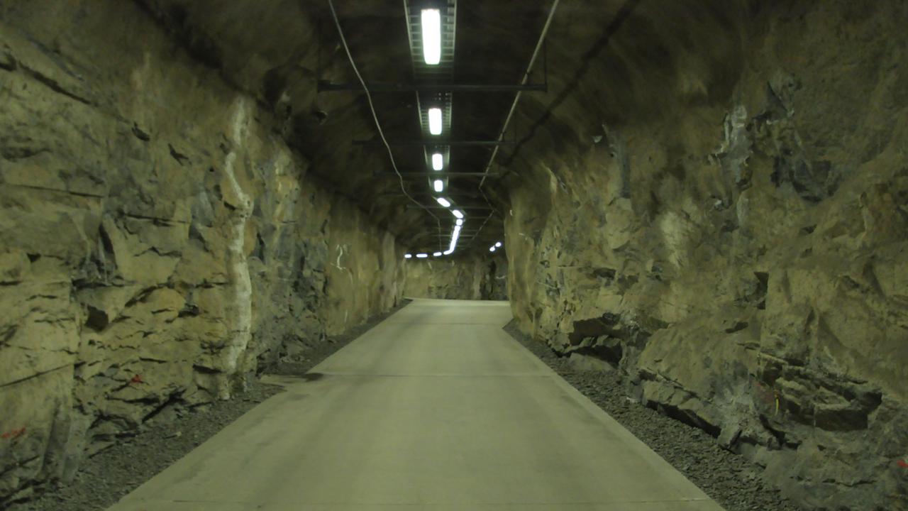 Eine lange Straße im Inneren eines Berges Eine lange Straße im Inneren eines Berges
