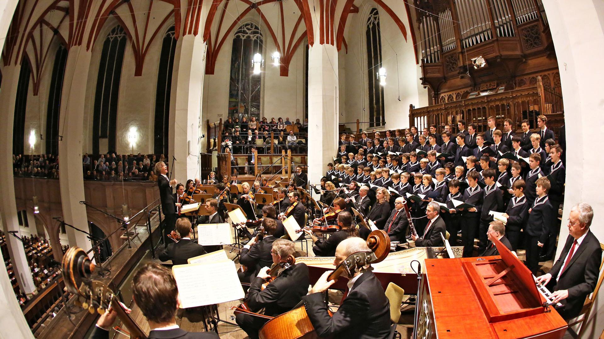 Das Weihnachtsoratorium - hier dargeboten vom Thomanerchor, begleitet vom Gewandhausorchester, in der Leipziger Thomaskirche. Das Weihnachtsoratorium - hier dargeboten vom Thomanerchor, begleitet vom Gewandhausorchester, in der Leipziger Thomaskirche.