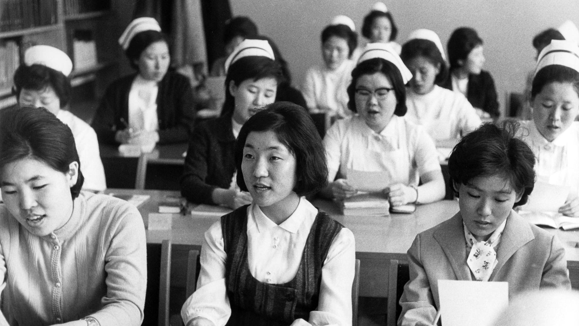 Krankenschwestern aus Südkorea beim Deutschunterricht in Frankfurt am Main. Krankenschwestern aus Südkorea beim Deutschunterricht in Frankfurt am Main.