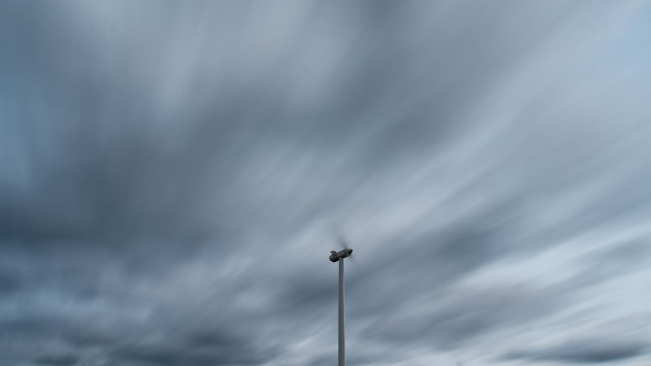 Schnell ziehen Wolken am 28.10.2013 über ein Feld mit Windenergieanlagen im Landkreis Oder-Spree nahe Sieversdorf (Brandenburg). Foto: Patrick Pleul Schnell ziehen Wolken am 28.10.2013 über ein Feld mit Windenergieanlagen im Landkreis Oder-Spree nahe Sieversdorf (Brandenburg). Foto: Patrick Pleul