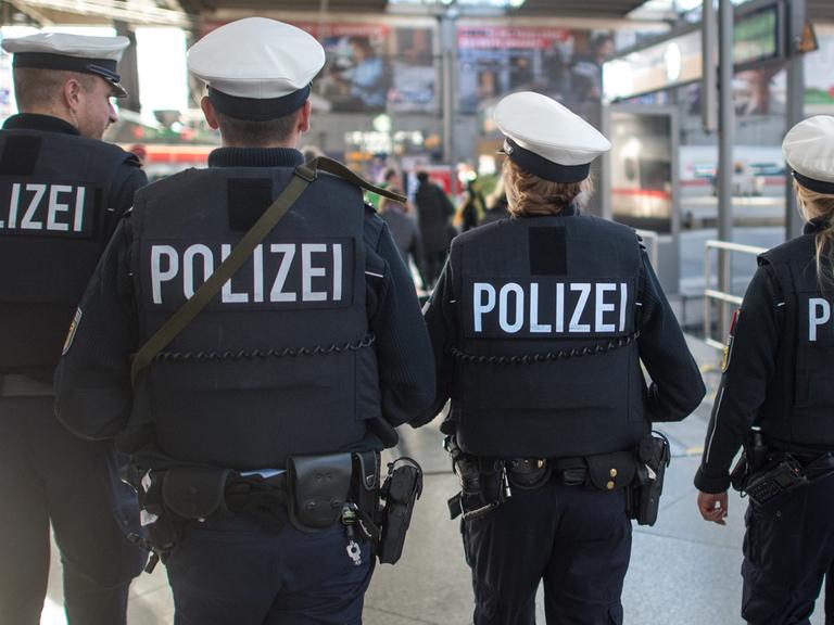 Bundespolizisten gehen Streife im Hauptbahnhof München.