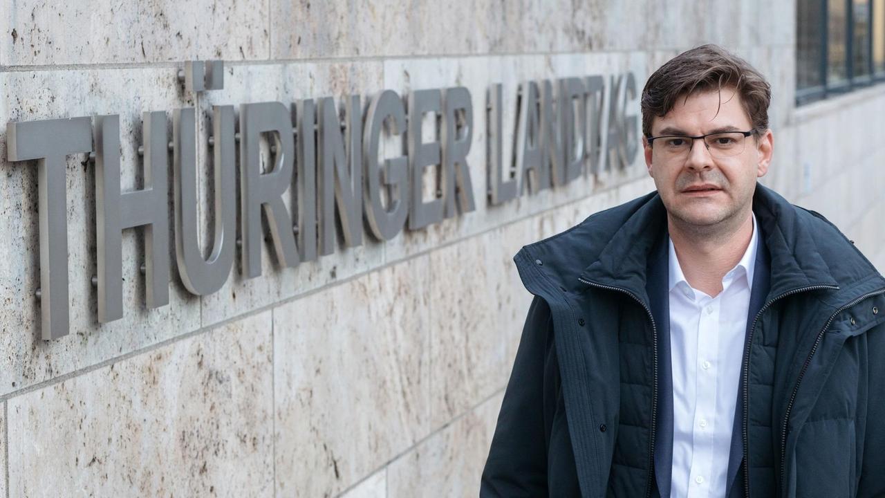 Christoph Kindervater, ehrenamtlicher Bürgermeister von Sundhausen, steht vor dem Thüringer Landtag. Christoph Kindervater, ehrenamtlicher Bürgermeister von Sundhausen, steht vor dem Thüringer Landtag.