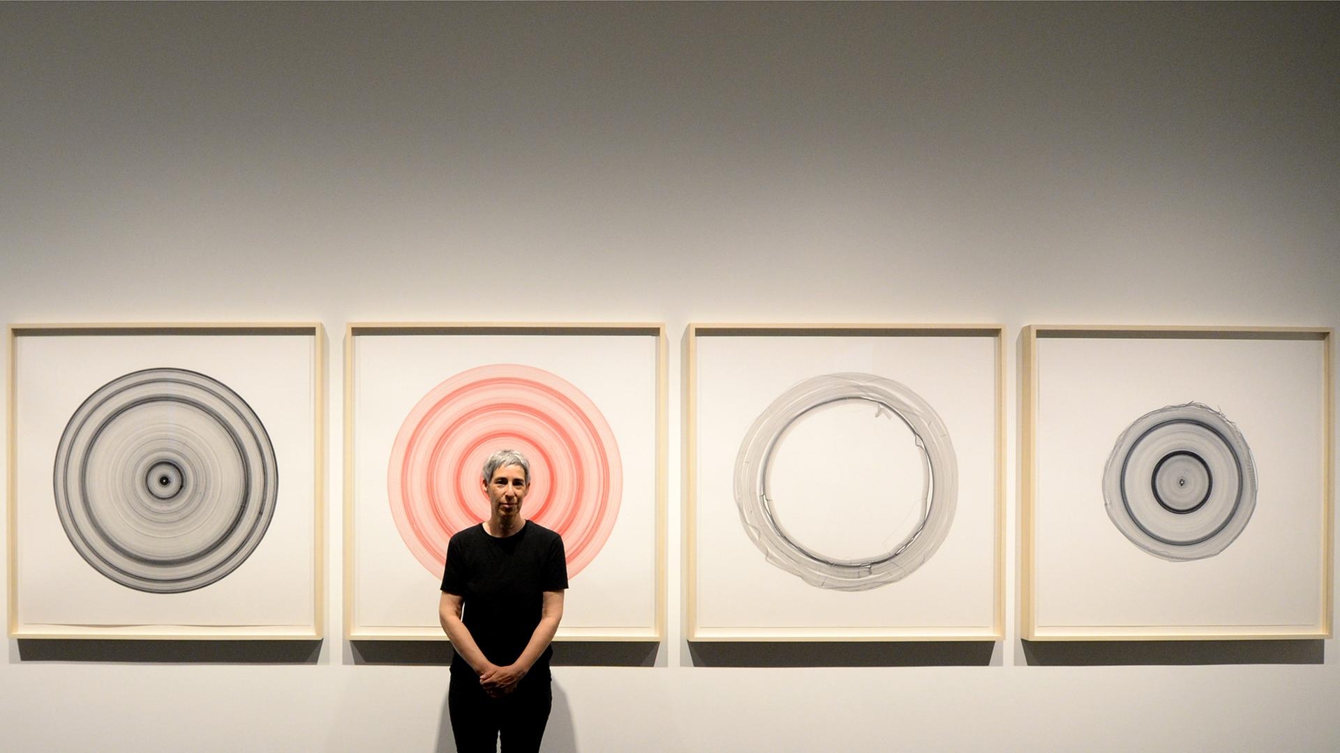 Die amerikanische Künstlerin Jill Baroff steht in der Ausstellung "Lichtwark revisited" in der Kunsthalle in Hamburg vor ihren Werken.