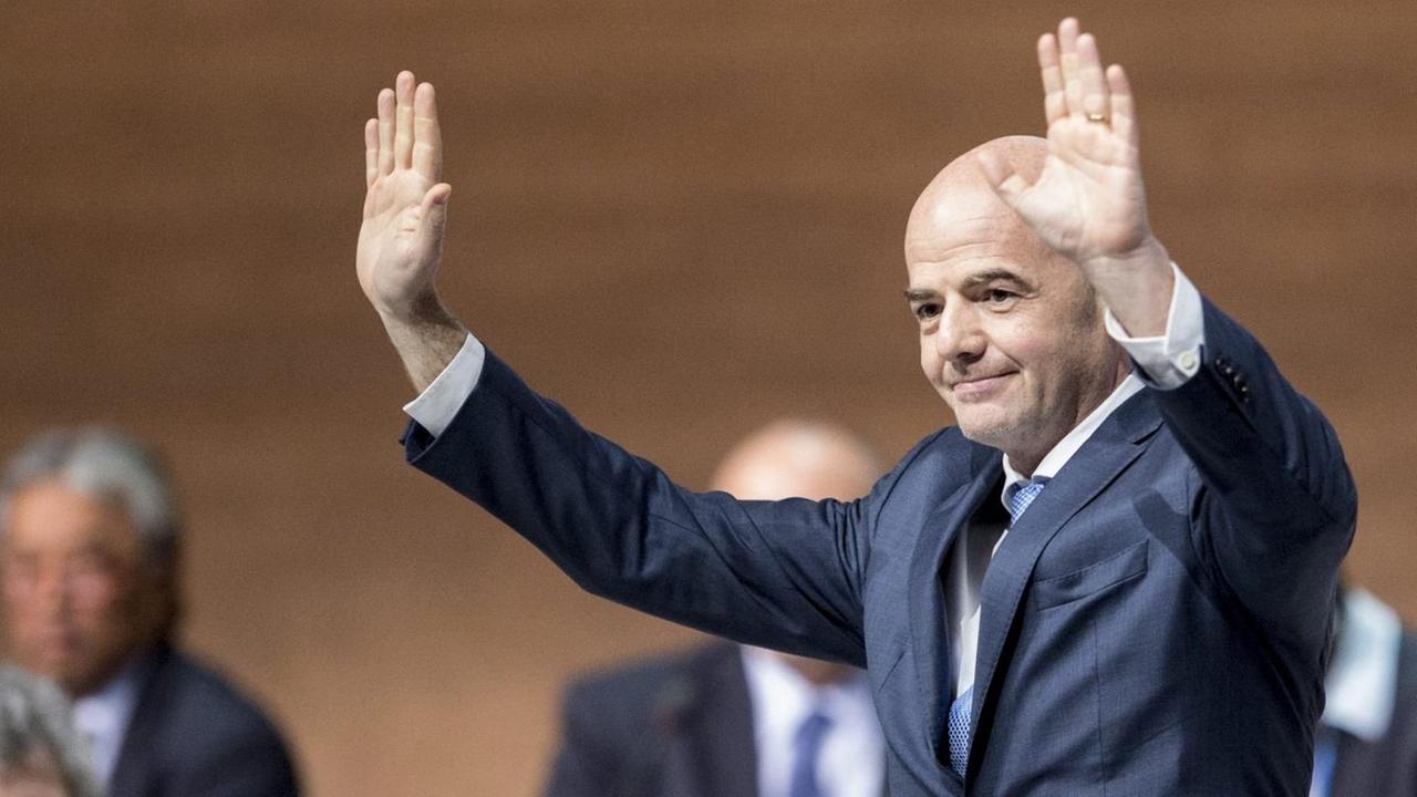 Gianni Infantino blickt vom Podium des FIFA-Kongresses in die Runde der Delegierten und hebt zum Dank für seine Wahl die Arme. Gianni Infantino blickt vom Podium des FIFA-Kongresses in die Runde der Delegierten und hebt zum Dank für seine Wahl die Arme.