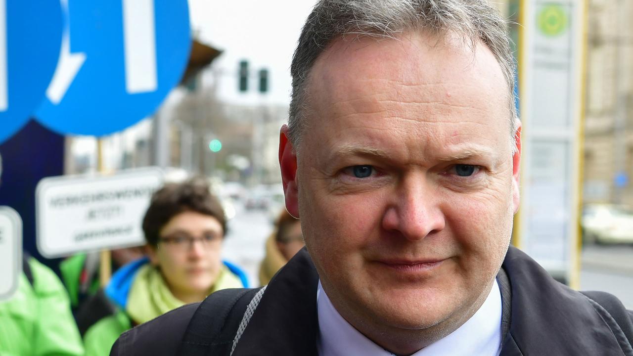 Der Bundesgeschäftsführer des ADFC, Burkhard Stork, im Hintergrund Demonstranten der Umweltschutzorganisation Greenpeace Der Bundesgeschäftsführer des ADFC, Burkhard Stork, im Hintergrund Demonstranten der Umweltschutzorganisation Greenpeace