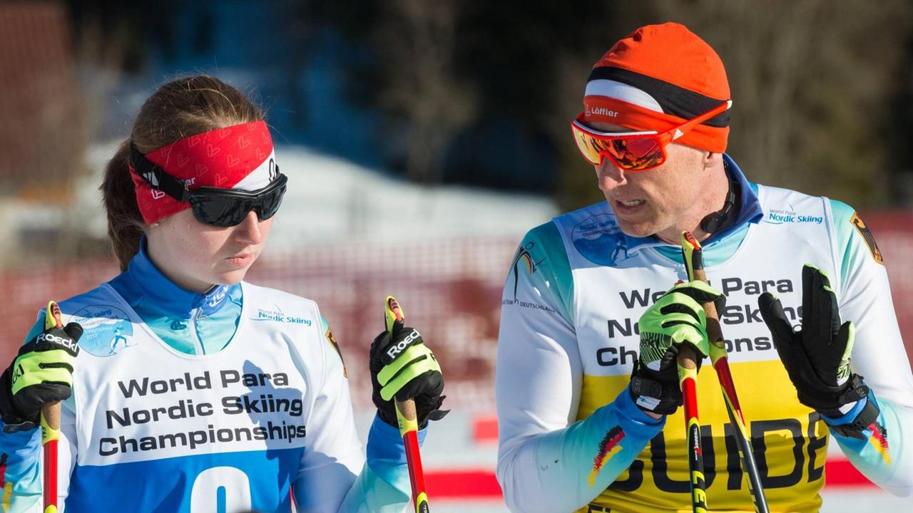 Die sehbehinderte Biathletin Clara Klug mit ihrem Begleitläufer Martin Hartl bei den IPC-Weltmeisterschaften 2017. Die sehbehinderte Biathletin Clara Klug mit ihrem Begleitläufer Martin Hartl bei den IPC-Weltmeisterschaften 2017.