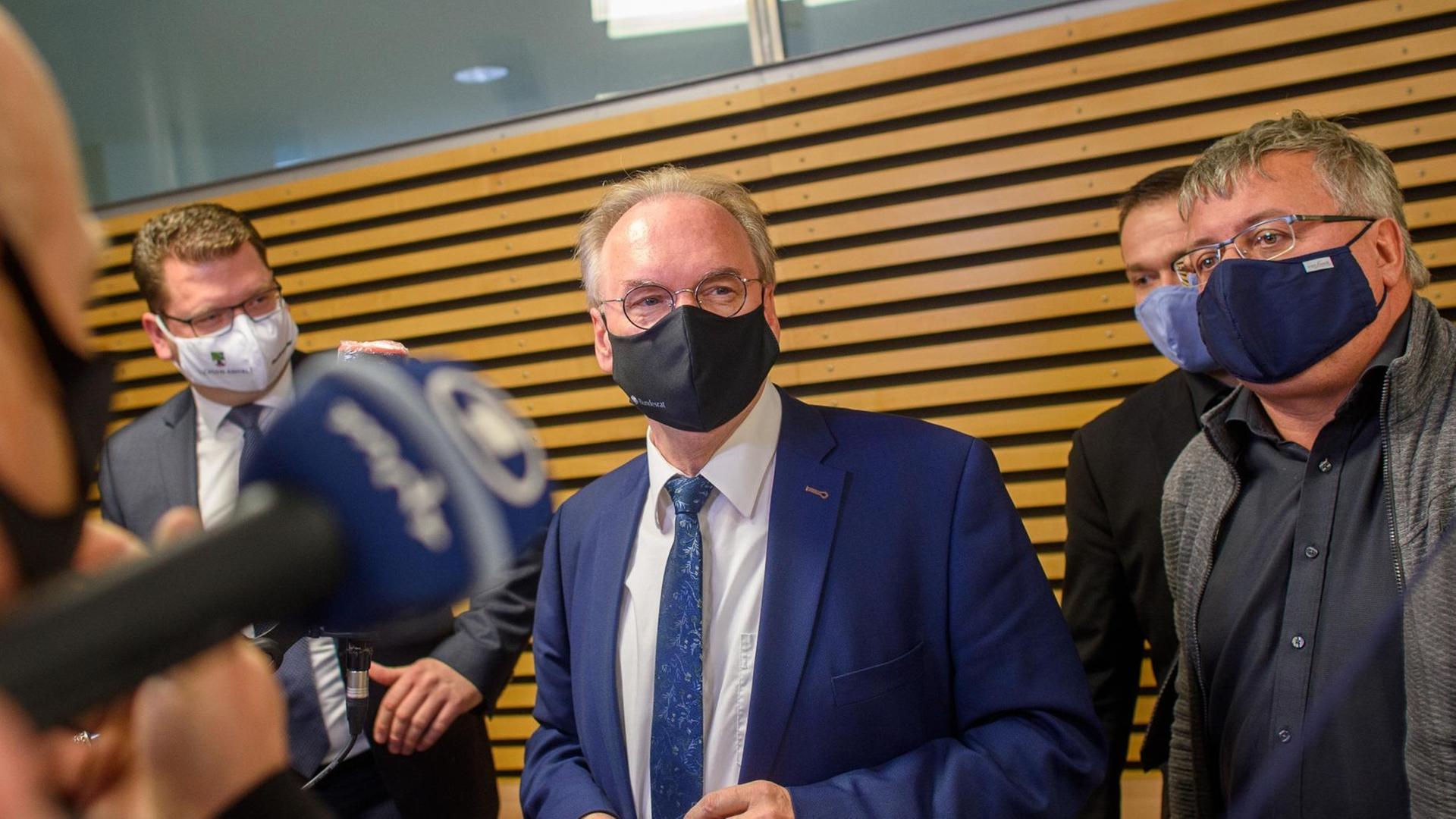 Reiner Haseloff (M, CDU), Ministerpräsident des Landes Sachsen-Anhalt, mit Maske, umgeben von anderen