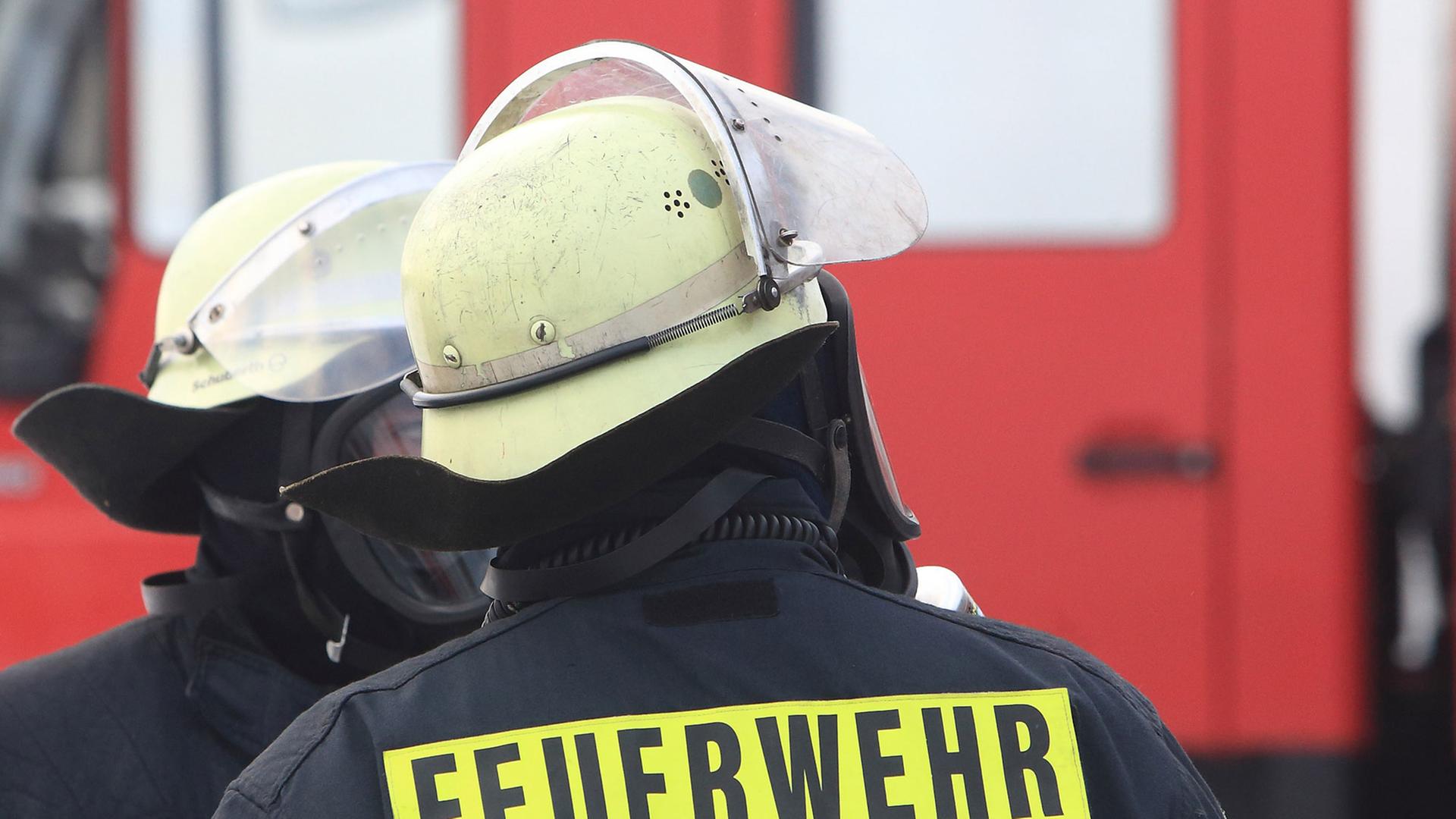 Einsatzkräfte der Feuerwehr beraten sich. Einsatzkräfte der Feuerwehr beraten sich.