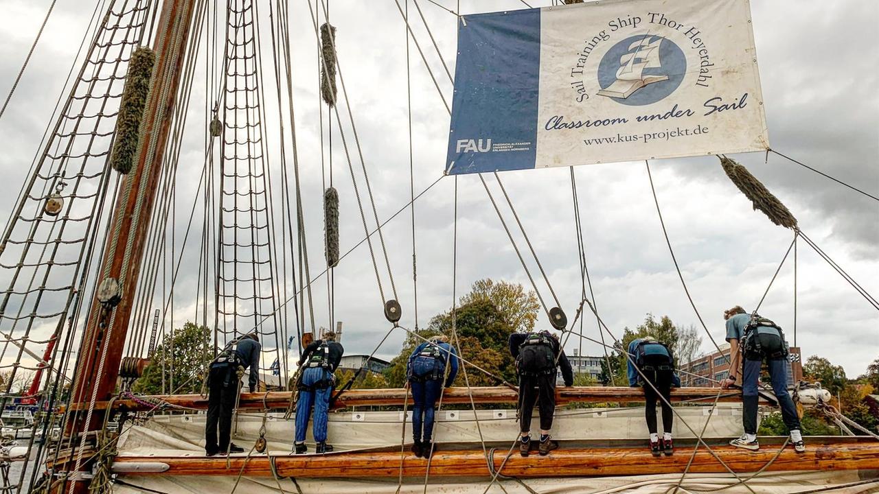 Schüler auf einem Segelboot - KUS-Teilnehmer 2019/2020 auf ihrem schwimmenden Klassenzimmer. Schüler auf einem Segelboot - KUS-Teilnehmer 2019/2020 auf ihrem schwimmenden Klassenzimmer.