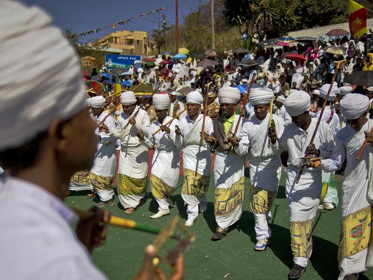 Äthiopische orthodoxe Christen tanzen während des Timkat-Festivals in Gondar am 19. Januar 2014