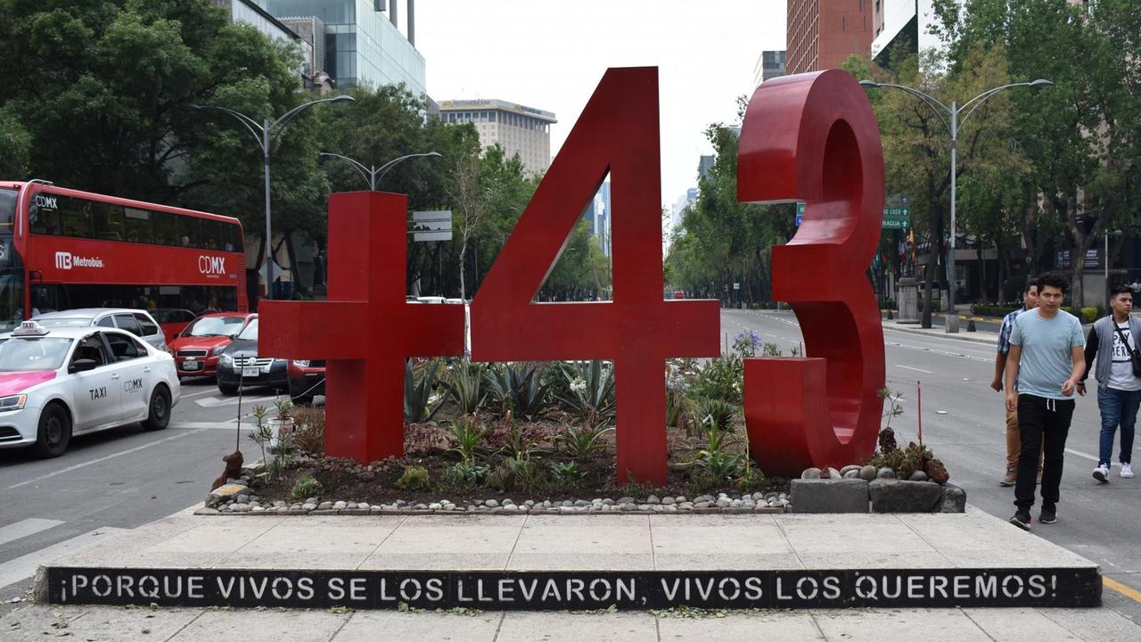 Mahnmal in Mexiko-Stadt für die 43 Studenten von Ayotzinapa. Unten am Sockel steht: "Weil sie lebend verschleppt wurden, wollen wir sie lebend wieder haben". Mahnmal in Mexiko-Stadt für die 43 Studenten von Ayotzinapa. Unten am Sockel steht: "Weil sie lebend verschleppt wurden, wollen wir sie lebend wieder haben".