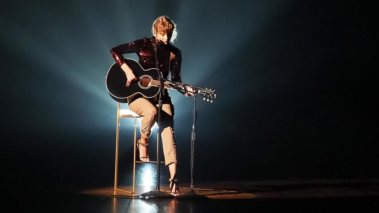Taylor Swift mit Gitarre im Spotlight auf der Bühne in Nashville, Tennessee. ACM Awards, 16. September 2020.