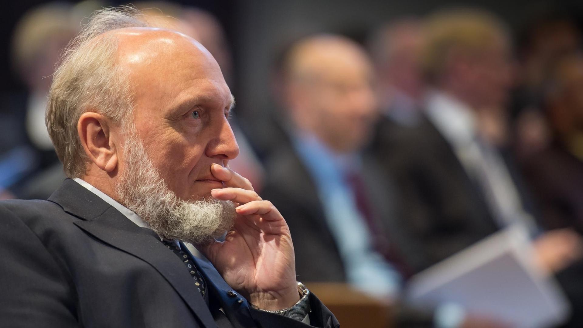 Der scheidenden Präsident des ifo Instituts, Hans-Werner Sinn, sitzt am 22.01.2016 im Senatssaal der Ludwig-Maximilians-Universität in München (Bayern) an seinem Platz und verfolgt das Internationale Symposium zu seiner Verabschiedung. Der scheidenden Präsident des ifo Instituts, Hans-Werner Sinn, sitzt am 22.01.2016 im Senatssaal der Ludwig-Maximilians-Universität in München (Bayern) an seinem Platz und verfolgt das Internationale Symposium zu seiner Verabschiedung.