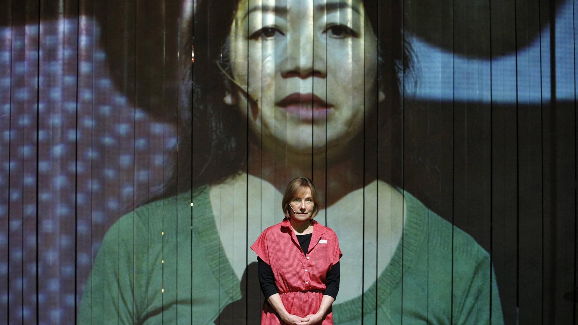 Ruth Reinecke (vorne) und Mai-Phuong Kollath in einer Szene aus der Produktion "Atlas des Kommunismus" von Lola Arias. Das Stück ist im Gorki-Theater Berlin im Rahmen des Festivals "Uniting Backgrounds - Theater zur Demokratie" zu sehen. Ruth Reinecke (vorne) und Mai-Phuong Kollath in einer Szene aus der Produktion "Atlas des Kommunismus" von Lola Arias. Das Stück ist im Gorki-Theater Berlin im Rahmen des Festivals "Uniting Backgrounds - Theater zur Demokratie" zu sehen.