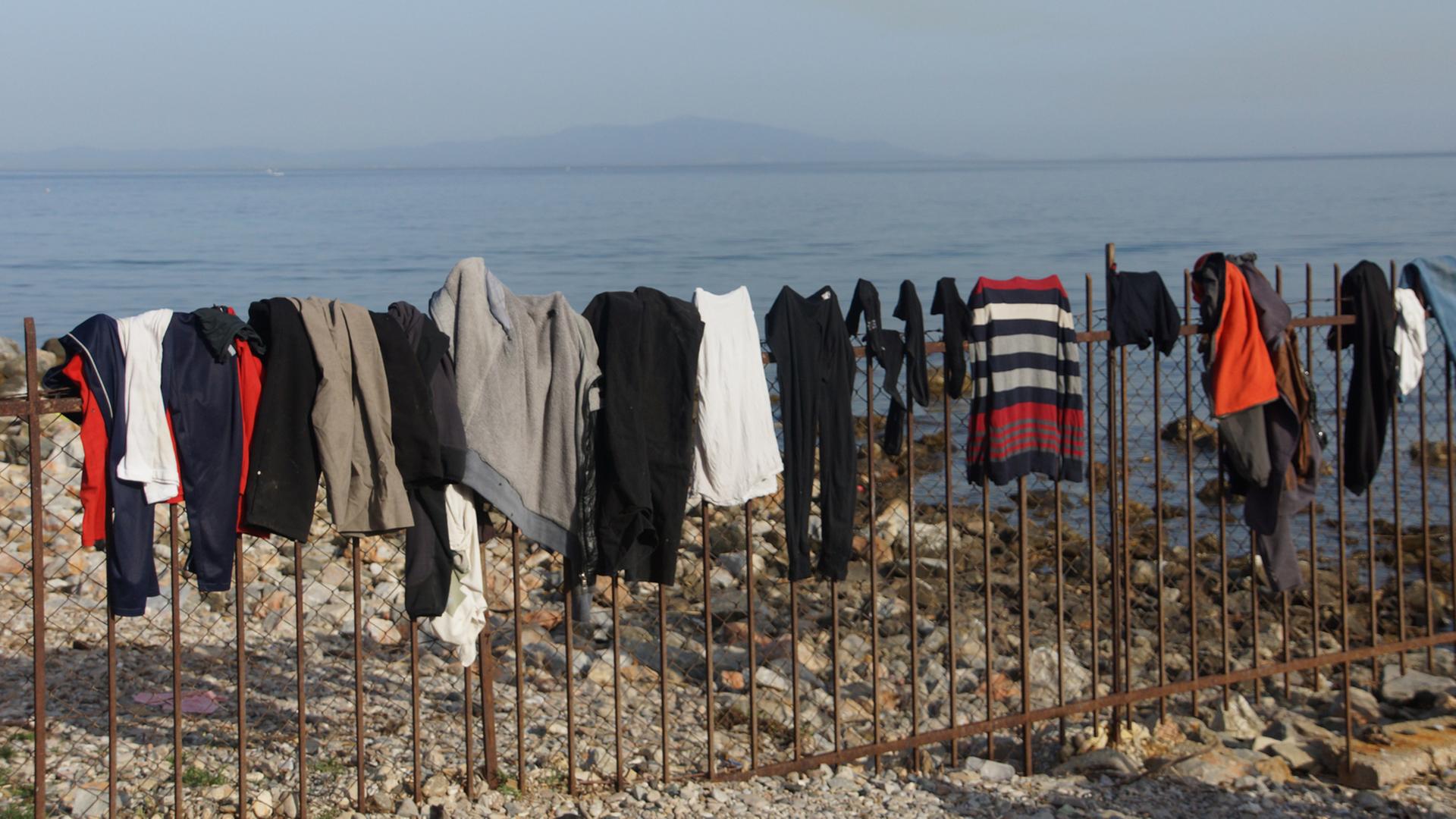 Wäsche trocknet auf einem Zaun neben dem Flüchtlingscamp auf Lesbos Wäsche trocknet auf einem Zaun neben dem Flüchtlingscamp auf Lesbos