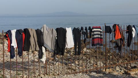 Wäsche trocknet auf einem Zaun neben dem Flüchtlingscamp auf Lesbos