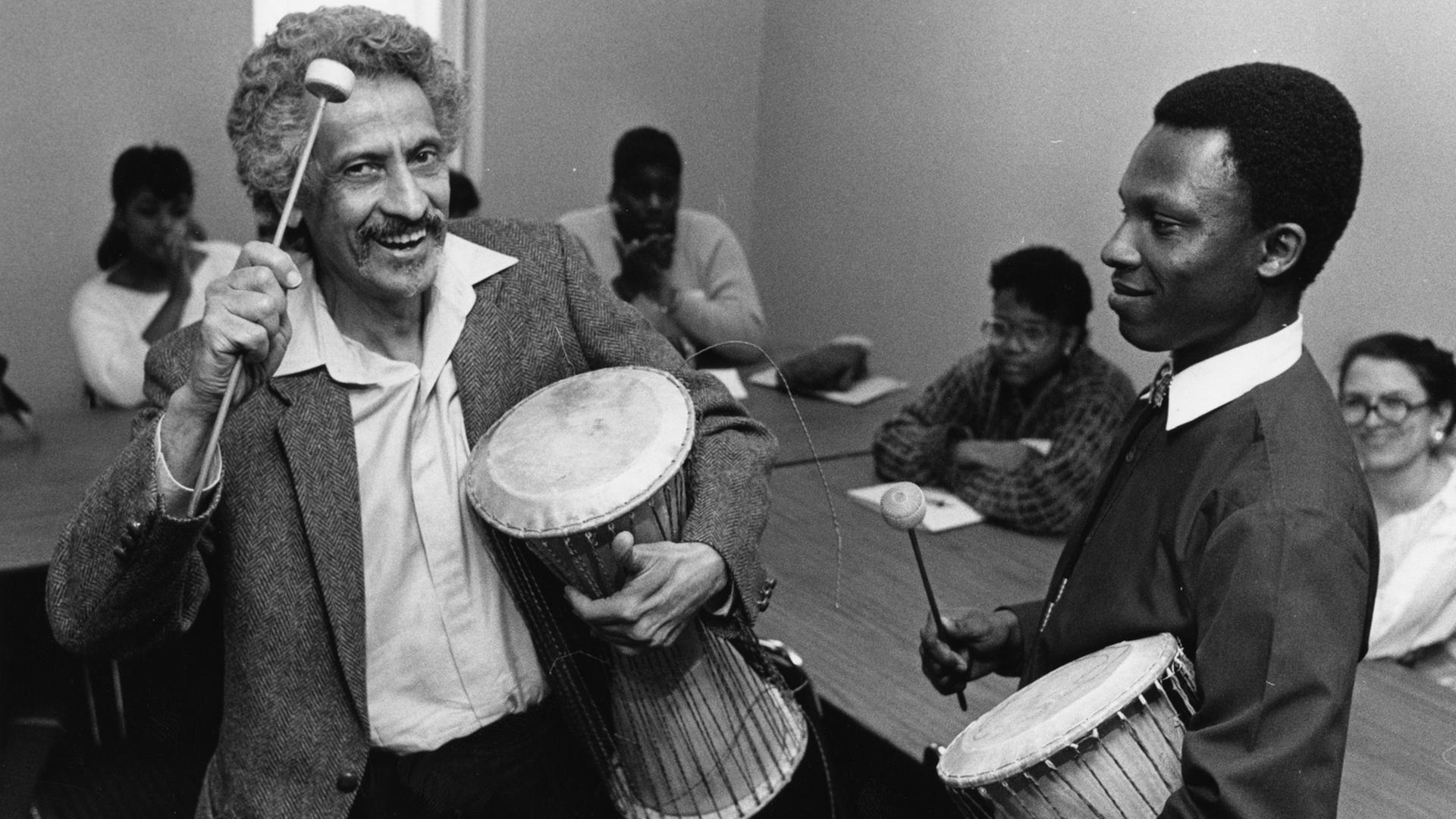 Halim El-Dabh (lks., 1921-2017) mit Studierenden. Halim El-Dabh (lks., 1921-2017) mit Studierenden.