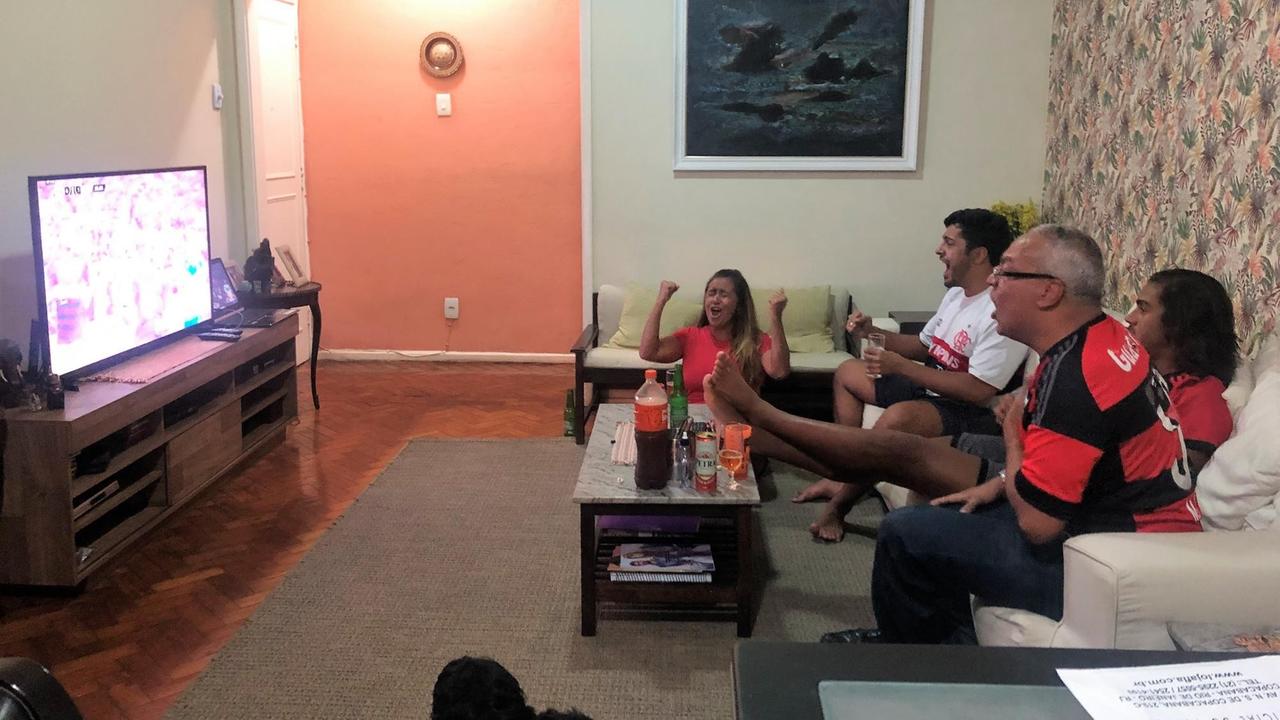 Familie Aguiar sieht sich über Facebook Watch ein Spiel von Flamengo an Familie Aguiar sieht sich über Facebook Watch ein Spiel von Flamengo an