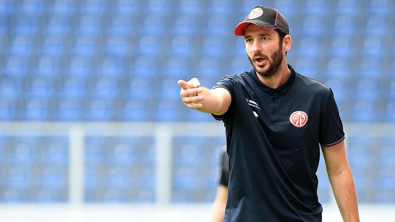 Der Fußball-Trainer Sandro Schwarz am Spielfeldrand Der Fußball-Trainer Sandro Schwarz am Spielfeldrand