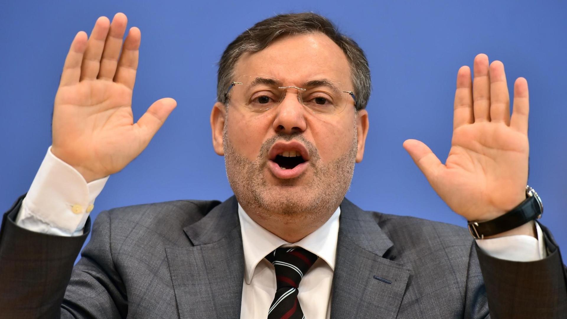Der ägyptische Journalist Ahmed Mansur nach seiner Freilassung in der Bundespressekonferenz. Der ägyptische Journalist Ahmed Mansur nach seiner Freilassung in der Bundespressekonferenz.