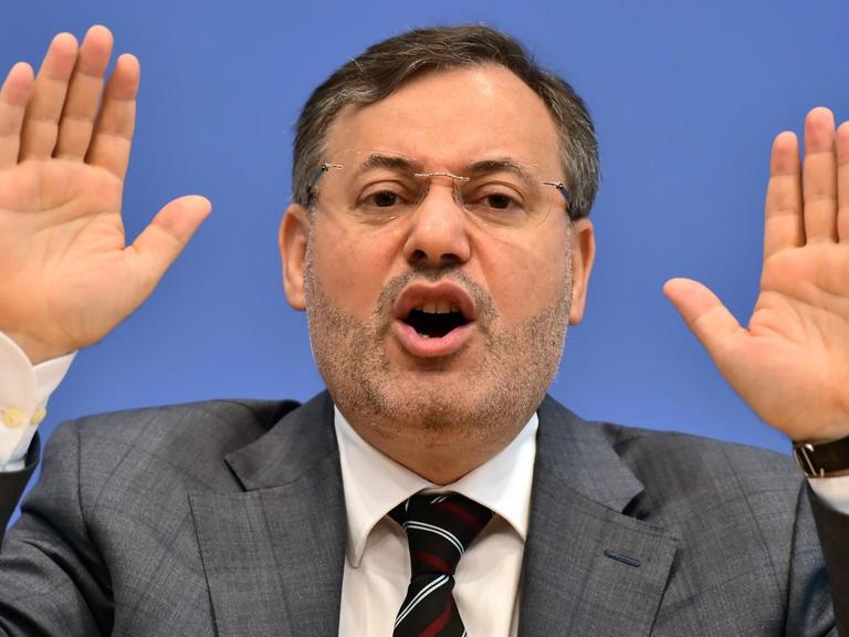 Der ägyptische Journalist Ahmed Mansur nach seiner Freilassung in der Bundespressekonferenz.
