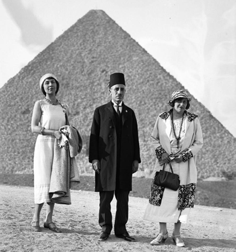 Kairo Kongress für arabische Musik 1932: M. Humbert-Lavergne, R. Muftāḥ und J. Herscher-Clément beim Ausflug zu den Pyramiden von Gizeh. Kairo Kongress für arabische Musik 1932: M. Humbert-Lavergne, R. Muftāḥ und J. Herscher-Clément beim Ausflug zu den Pyramiden von Gizeh.