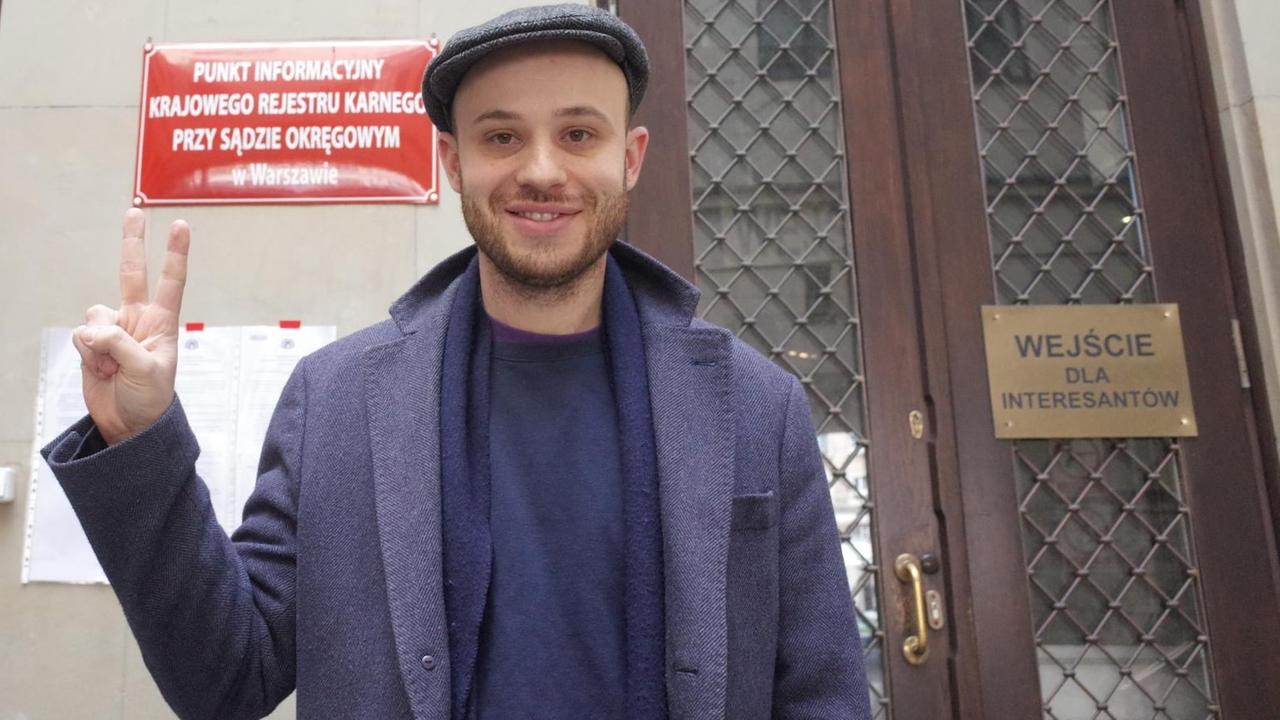 Aktivist Jan Spiewak posiert nach einem weiteren Freispruch vor dem Gericht in Warschau Aktivist Jan Spiewak posiert nach einem weiteren Freispruch vor dem Gericht in Warschau