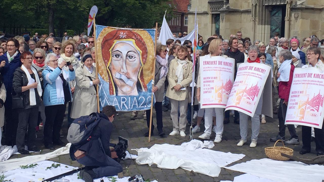 Mehrere Hundert Frauen und Männer versammeln sich zu einer Mahnwache vor dem Dom in Münster. Mehrere Hundert Frauen und Männer versammeln sich zu einer Mahnwache vor dem Dom in Münster.