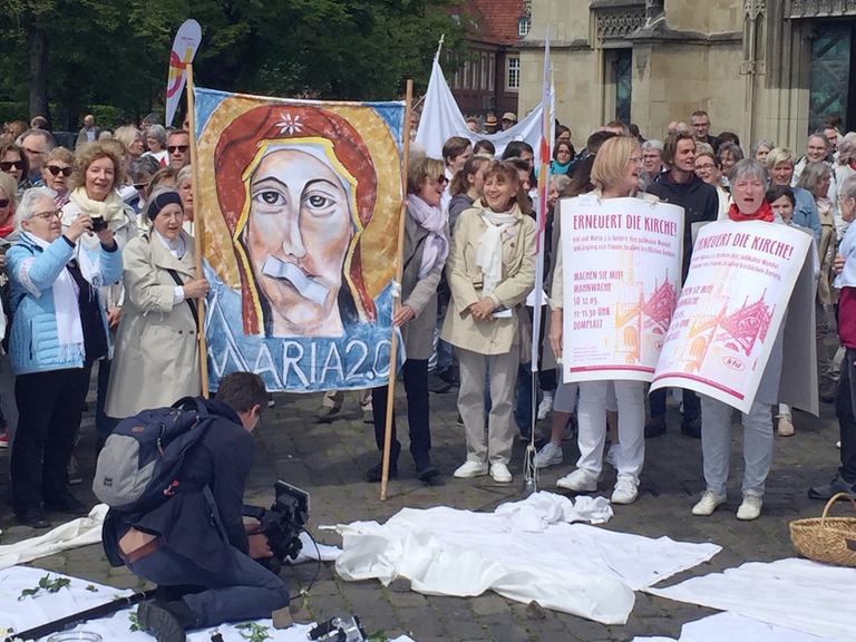 Mehrere Hundert Frauen und Männer versammeln sich zu einer Mahnwache vor dem Dom in Münster.