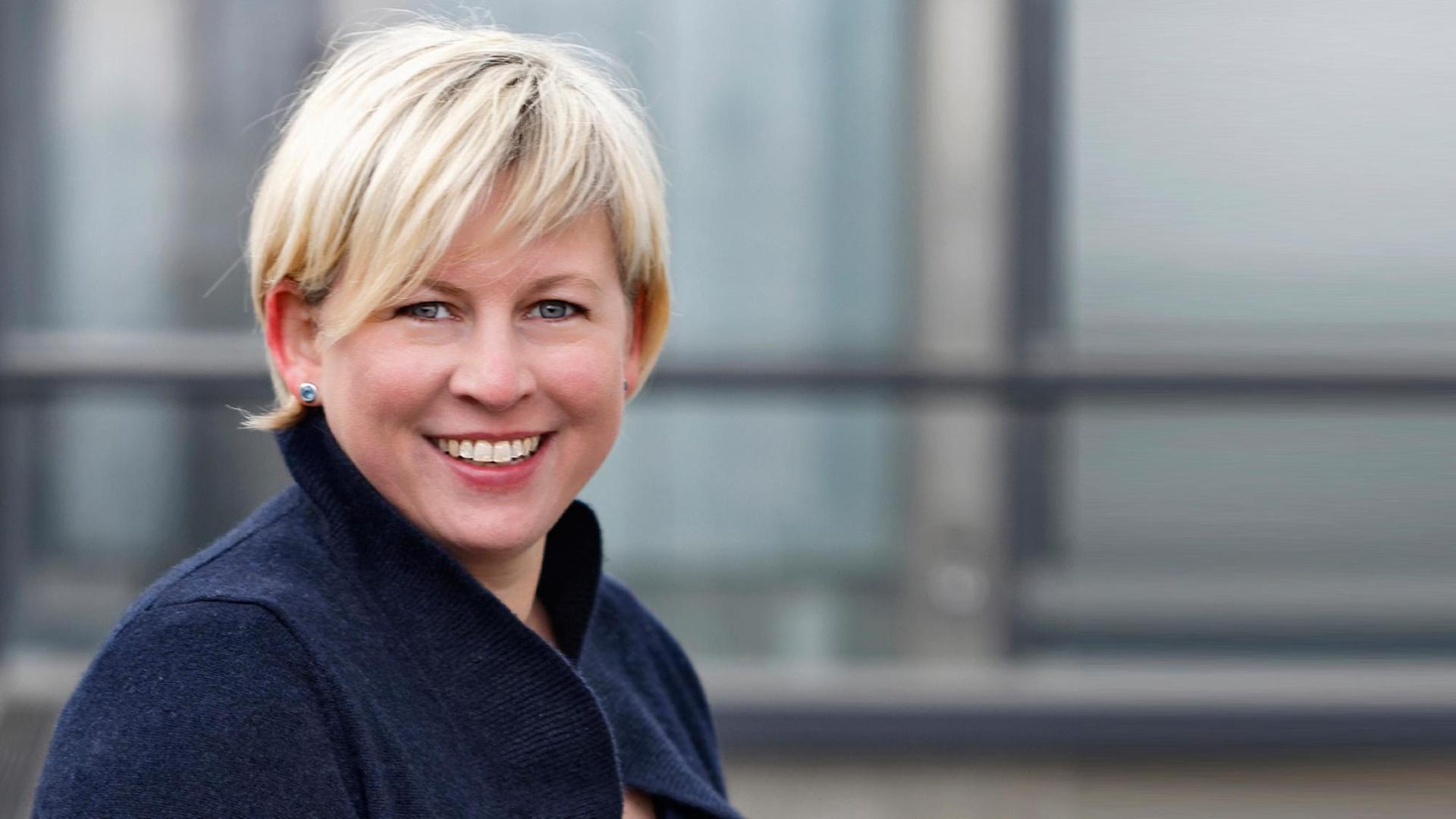 Porträt von Sandra Roth, die Autorin von "Lotta Schultüte". Porträt von Sandra Roth, die Autorin von "Lotta Schultüte".