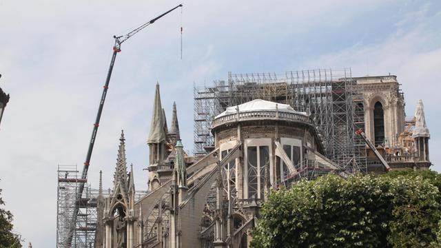 Stahlgerüste am Chor und dem Dach von Notre-Dame stützen einsturzgefährdete Stellen des Bauwerks.