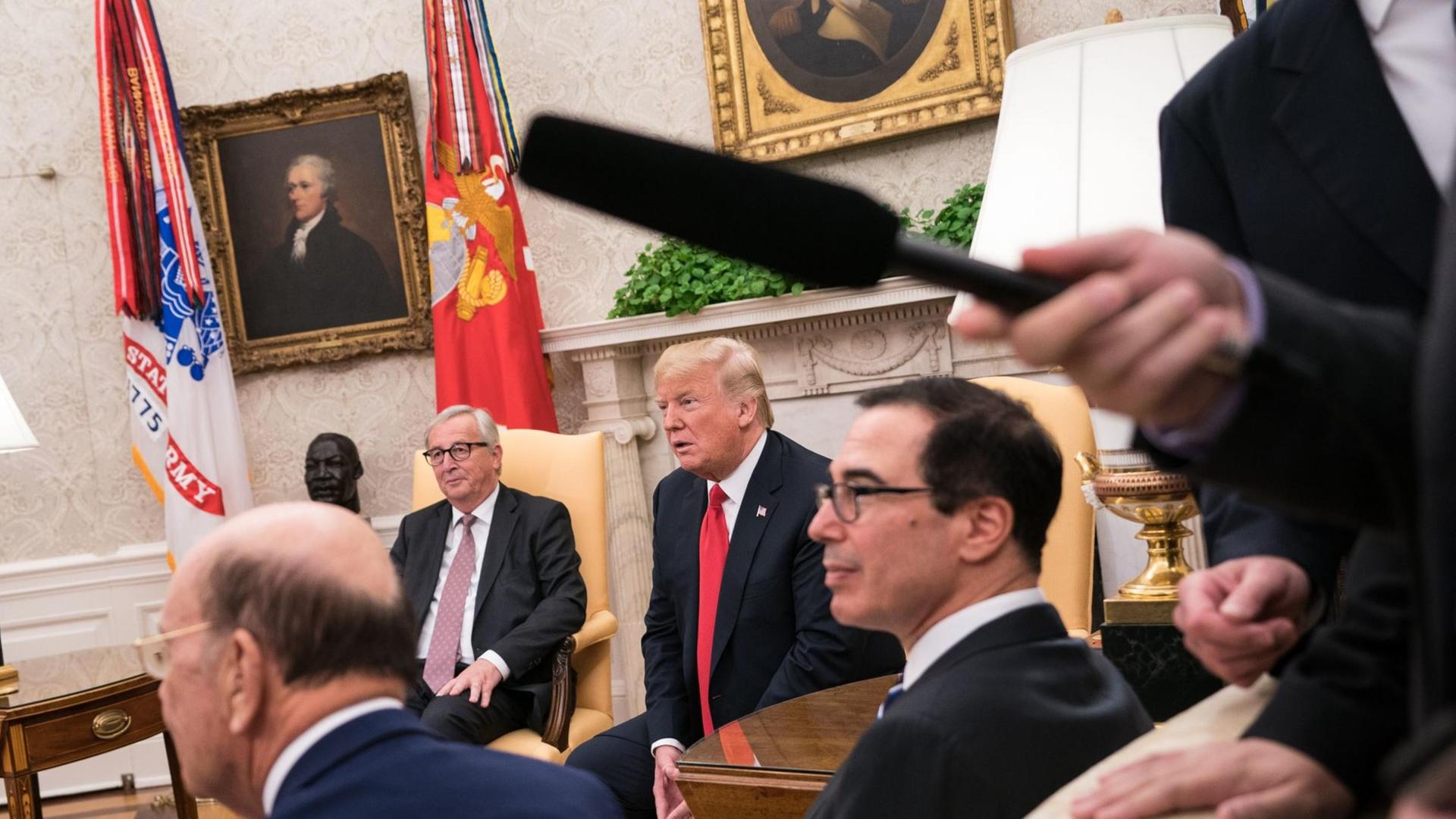 EU-Kommissionspräsident Jean-Claude Juncker und US-Präsident Donald Trump bei einem gemeinsamen Fototermin im Weißen Haus. EU-Kommissionspräsident Jean-Claude Juncker und US-Präsident Donald Trump bei einem gemeinsamen Fototermin im Weißen Haus.