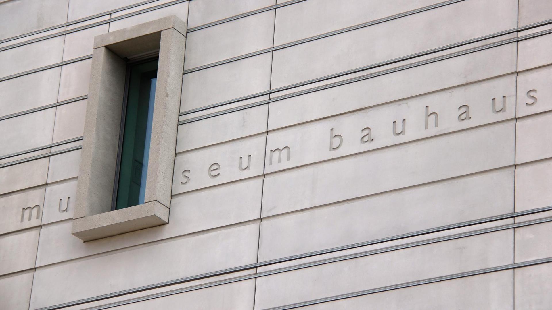 Eine Außenwand des Bauhaus-Museums in Weimar: Grauer klatter Beton, ein schmales Fenster und die Aufschrift "Museum Bauhaus". Eine Außenwand des Bauhaus-Museums in Weimar: Grauer klatter Beton, ein schmales Fenster und die Aufschrift "Museum Bauhaus".