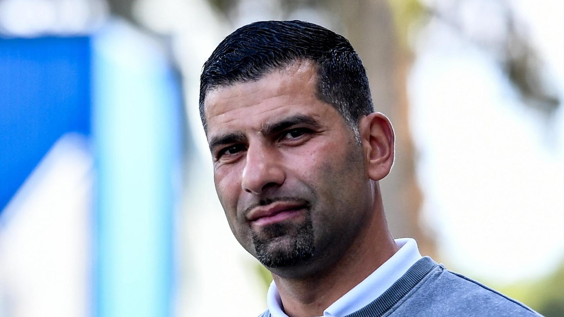 Dimitrios Grammozis ist der neue Trainer von dem Verein Schalke 04. Dimitrios Grammozis ist der neue Trainer von dem Verein Schalke 04.