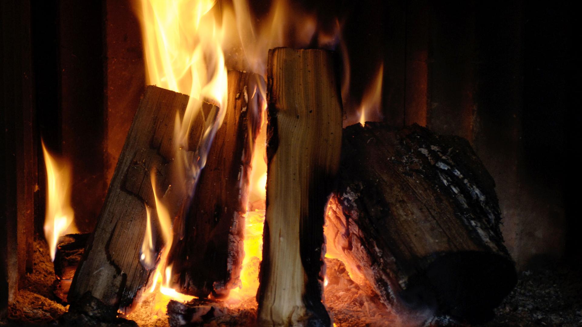 Ein Feuer brennt im Kamin in einer Almhütte bei St. Kassian in Südtirol, aufgenommen im Juli 2005. Ein Feuer brennt im Kamin in einer Almhütte bei St. Kassian in Südtirol, aufgenommen im Juli 2005.
