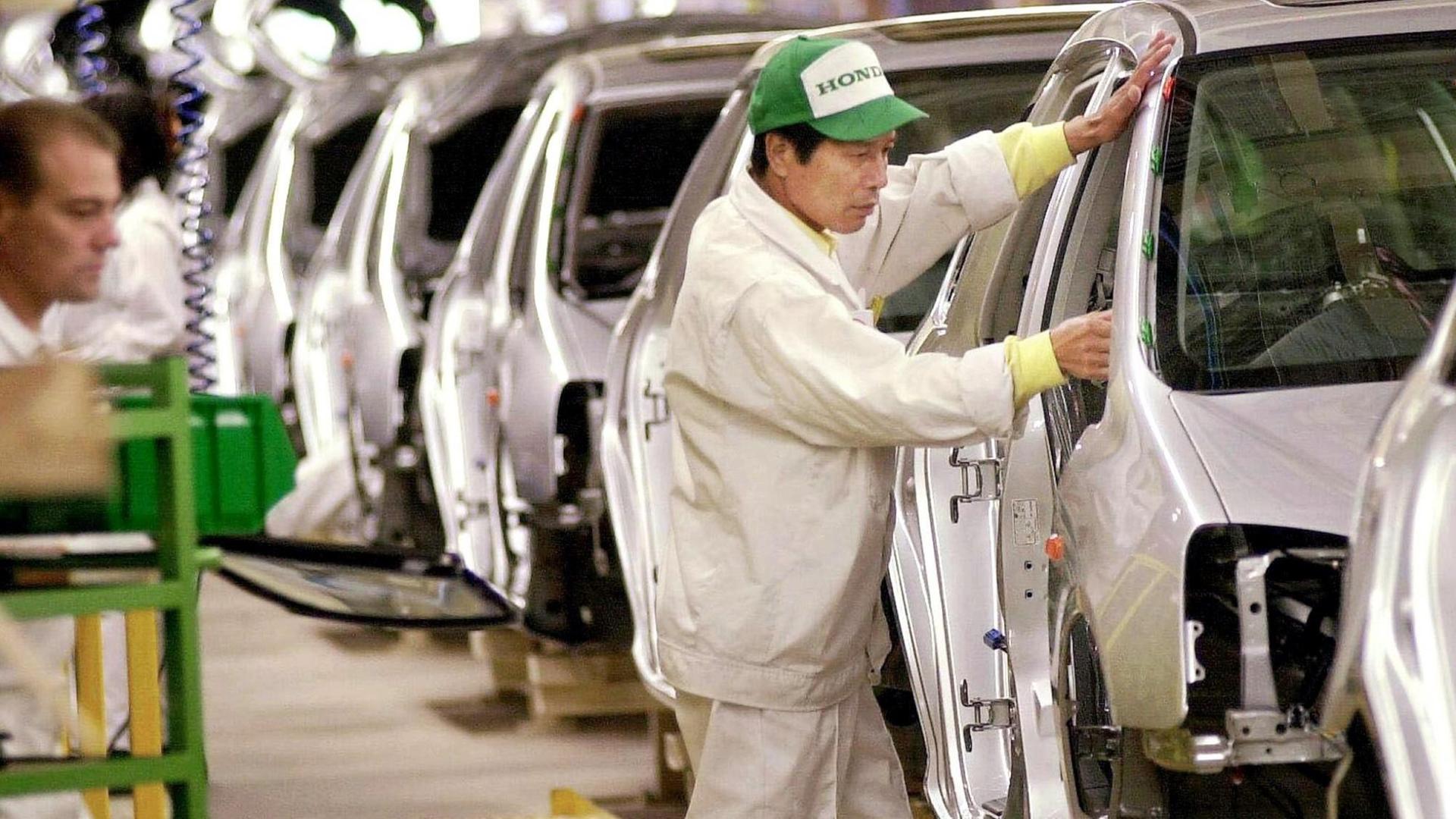 Ein Mann arbeitet in der Fertigungshalle der Honda-Fabrik bei Swindon (Großbritannien). Ein Mann arbeitet in der Fertigungshalle der Honda-Fabrik bei Swindon (Großbritannien).